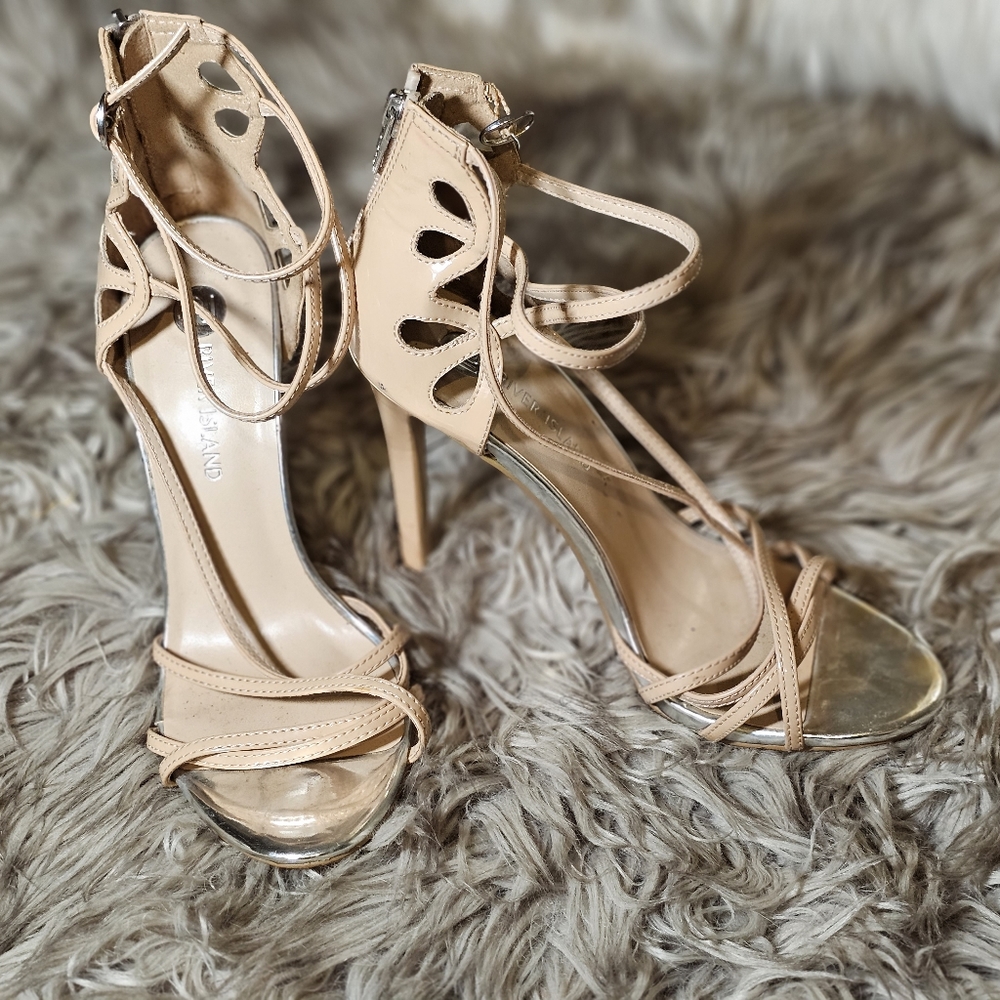 Heeled shoes
